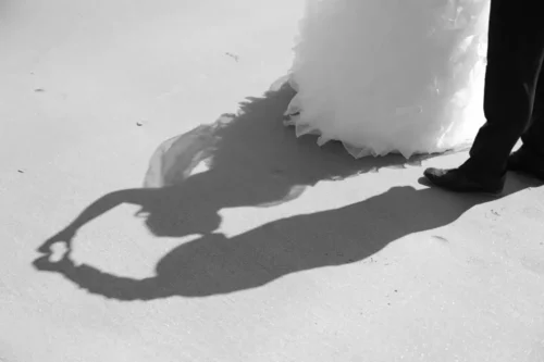 ombre des mariés sur le sable
