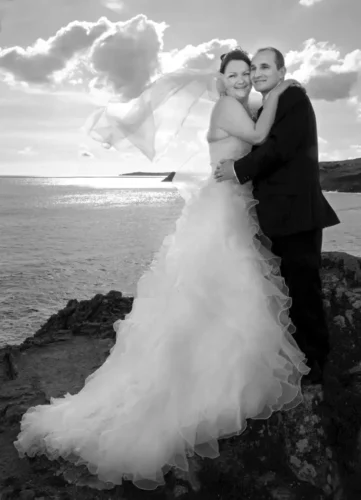 Couple de mariés devant l'océan