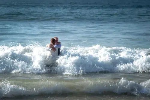 couple de mariés dans l'océan