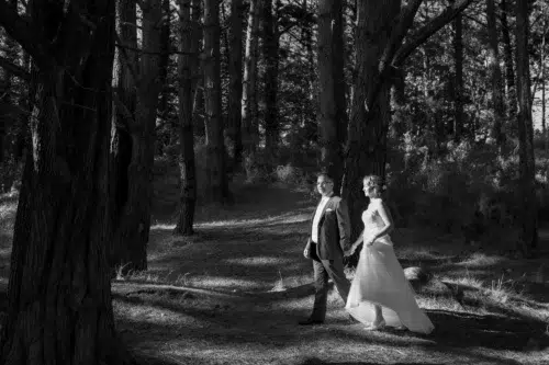 couple de mariés dans les bois