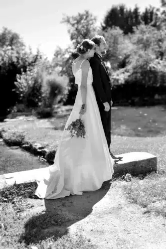 couple pensif devant une rivière en Côte d'Or