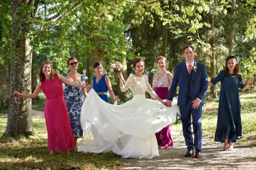 couple de mariés avec demoiselles d'honneur à Velars sur Ouche