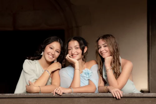 trois demoiselles d'honneur souriantes