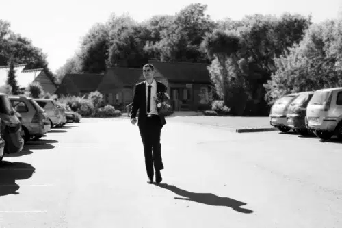 marié seul avec fleurs