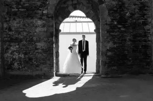 couple de mariés entrant dans l'église