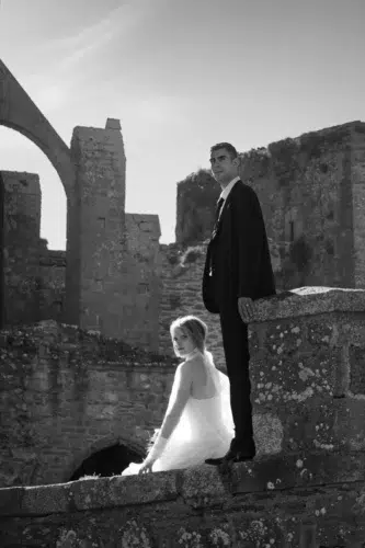 mariés assis sur muret